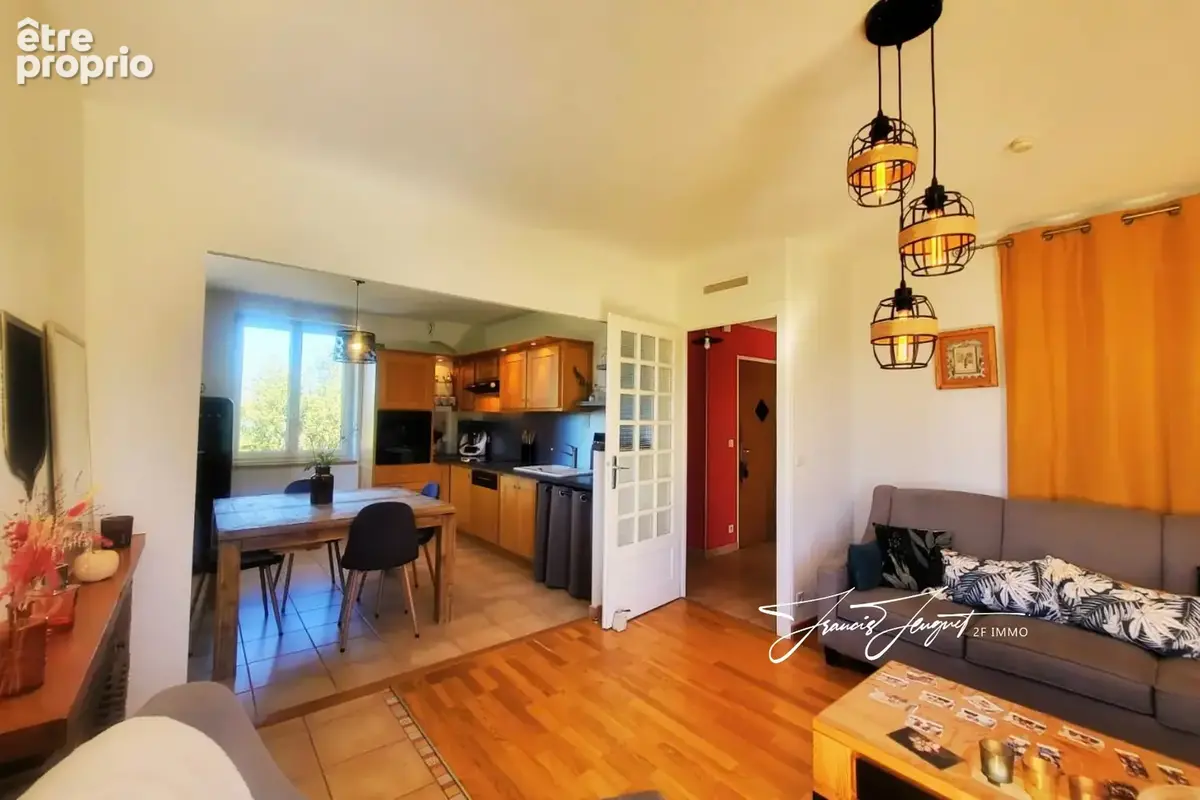 MÉSIGNY - T4 entièrement rénové - Toiture et PAC très récentes - Combles aménageables en appartement locatif - photo 2