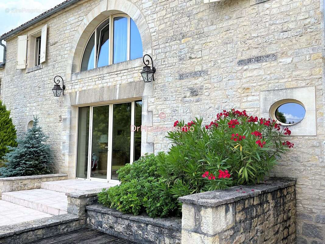 Maison 368 m² à Mansle  - photo 5