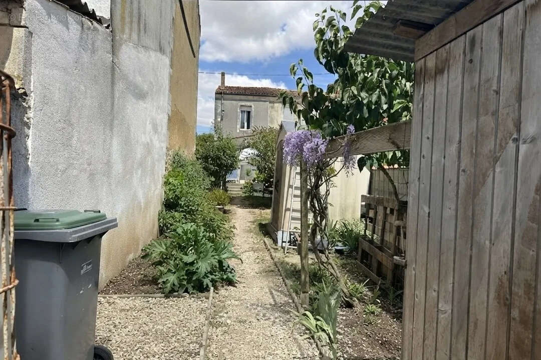 Maison à SAINT-JEAN-D'ANGELY