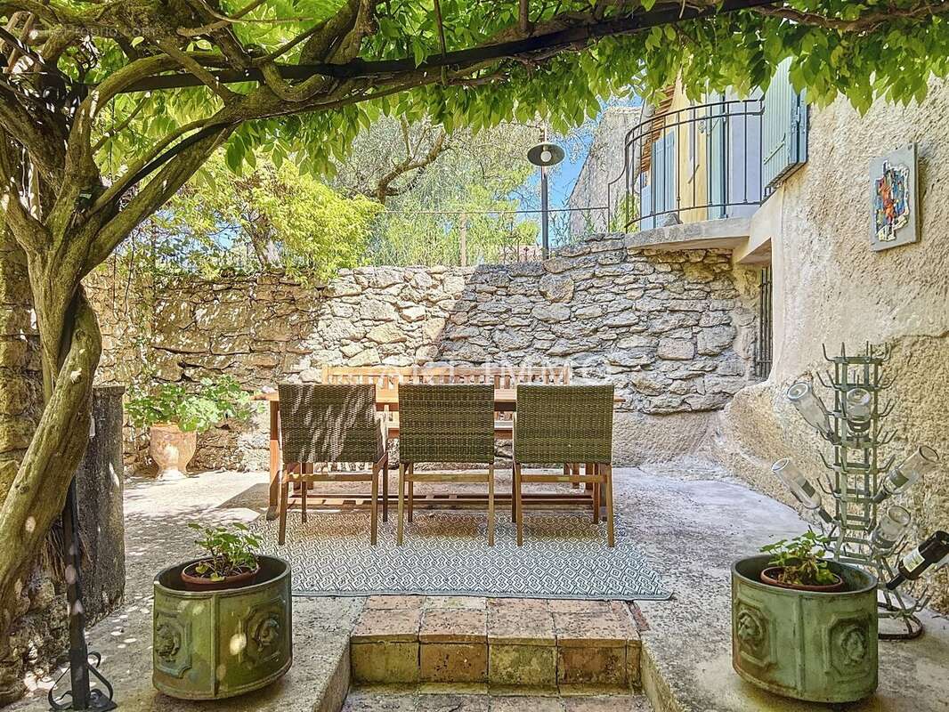 Maison de village avec piscine sur un grand terrain. - photo 3