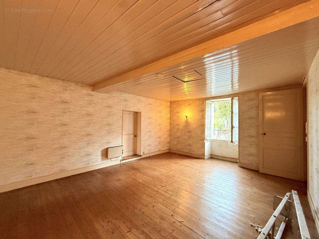 Maison à VILLEBOIS-LAVALETTE