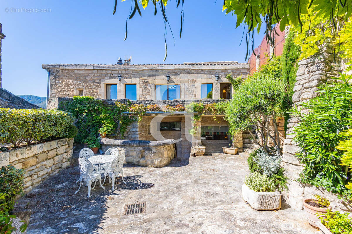 Maison à MENERBES