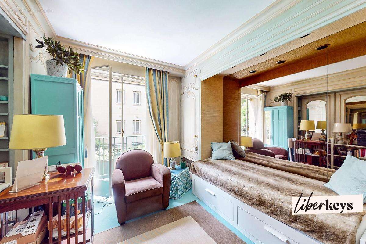 Appartement à PARIS-16E