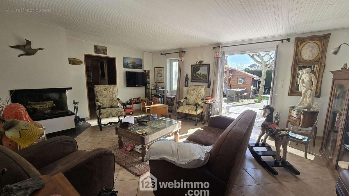 Salon lumineux avec cheminée à insert - Maison à TALMONT-SAINT-HILAIRE