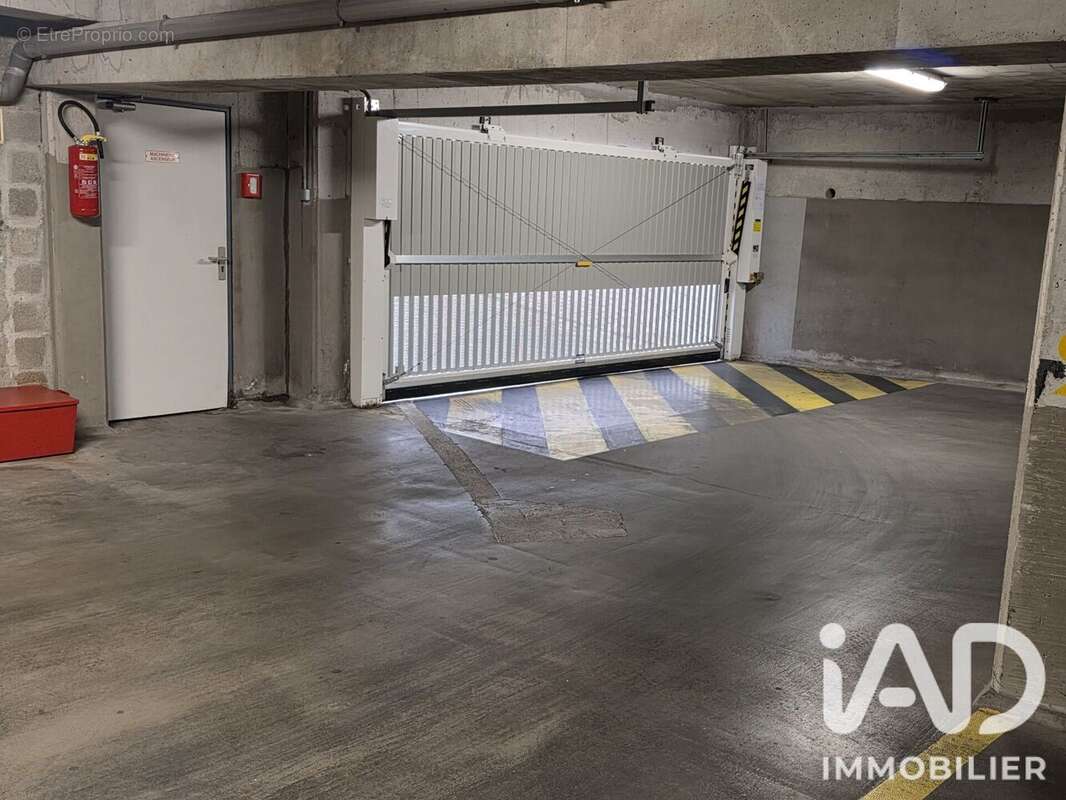 Photo 3 - Parking à TOURS