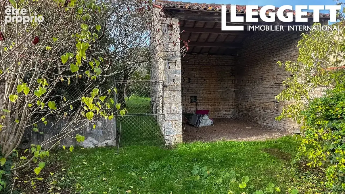 À quelques minutes à pied du centre de Mansle – charmante maison de ville  à rafraîchir avec garage et jardin - photo 8