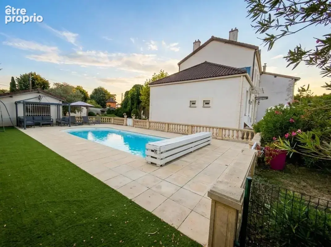 MIRIBEL — L'Alliance du Charme du XIXᵉ et du Contemporain 235 m² habitables — Jardin arboré & Piscine ce - photo 3