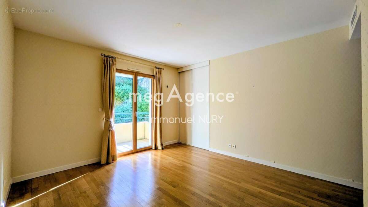 Appartement à CHARBONNIERES-LES-BAINS