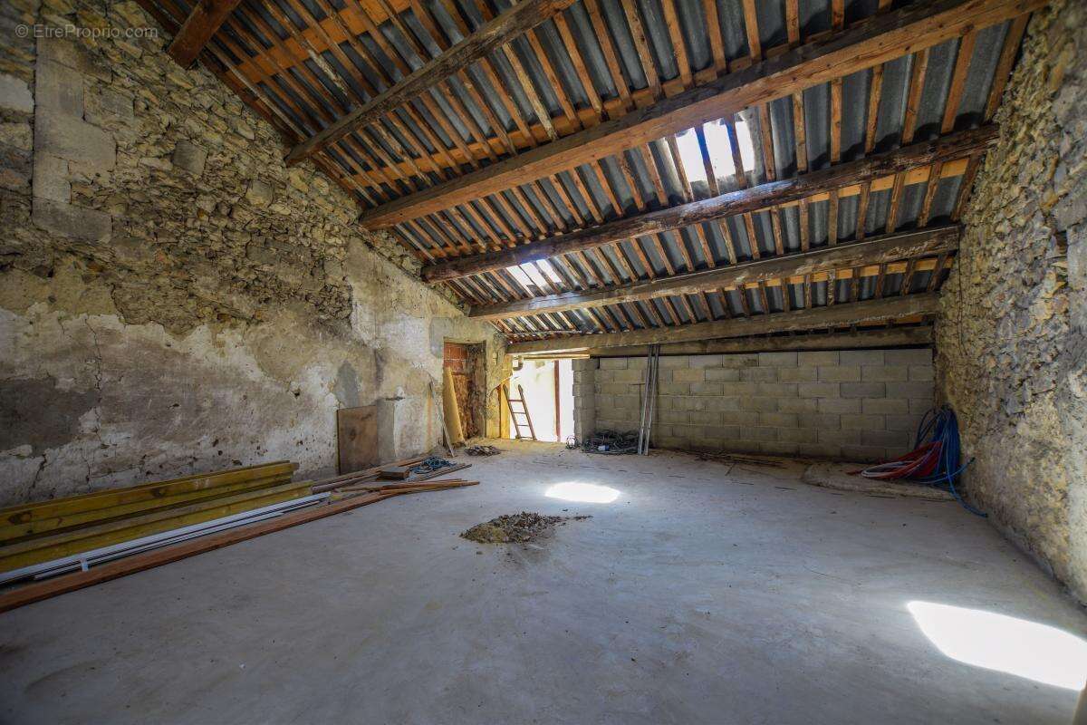 Maison de village rénovée, DPE B et potentiel unique d'espace supplémentaire d'environ 130 m² - photo 12