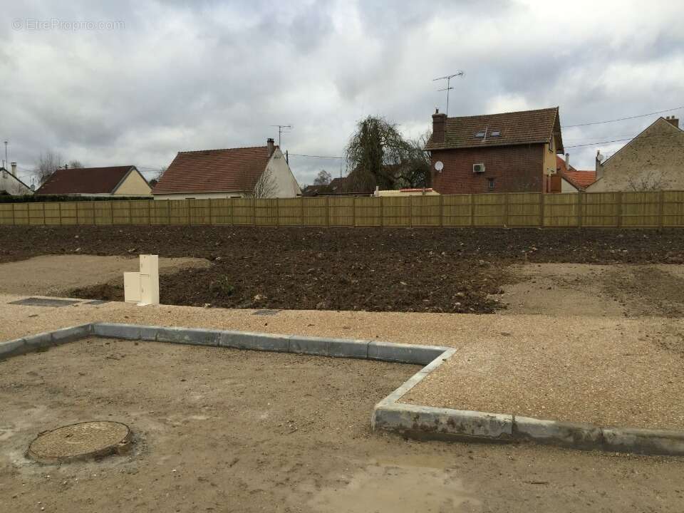 Terrain à MEZIERES-SUR-SEINE