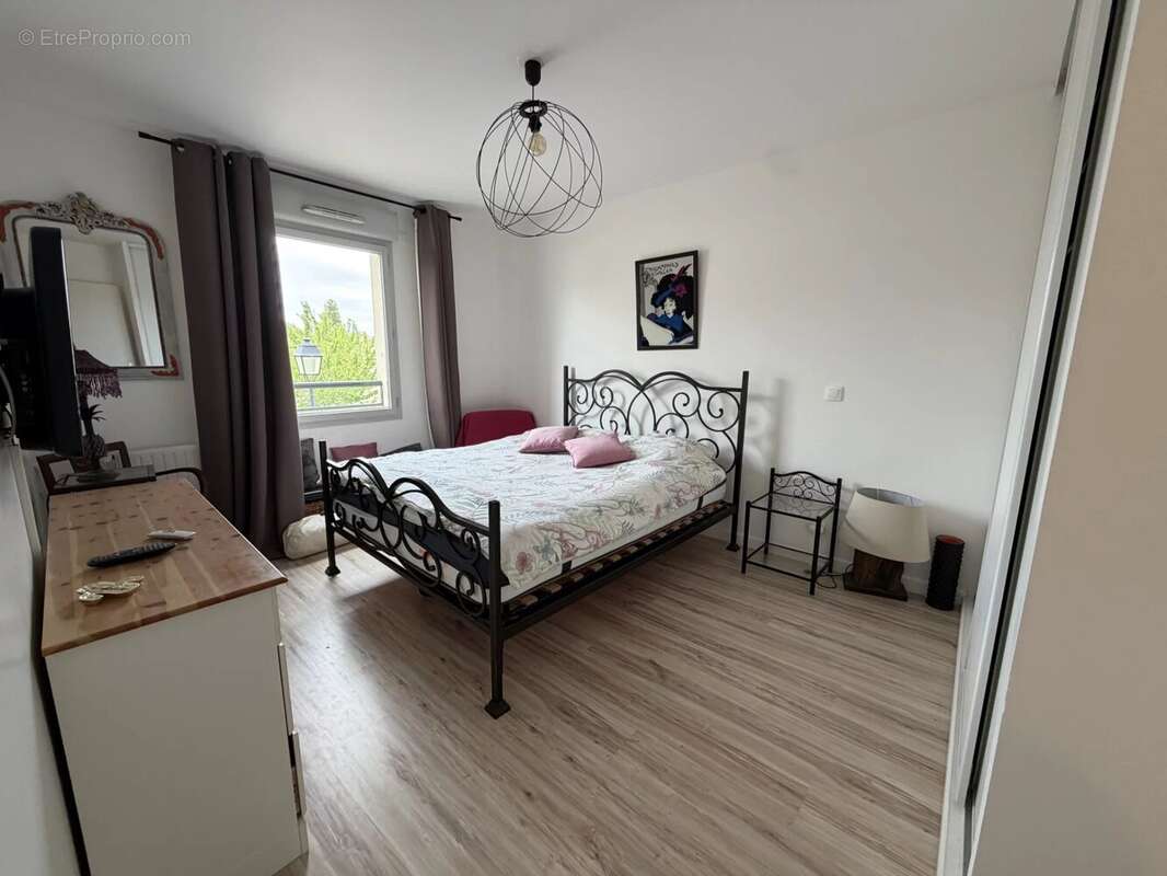 Appartement à LE MESNIL-SAINT-DENIS