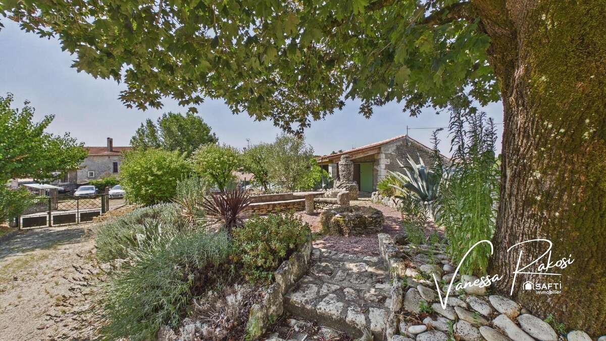 Maison 137 m² à La Chapelle-Des-Pots  - photo 2