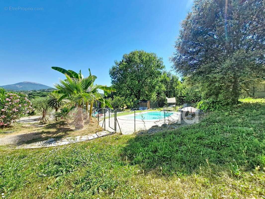 Maison à CHATEAUNEUF-GRASSE