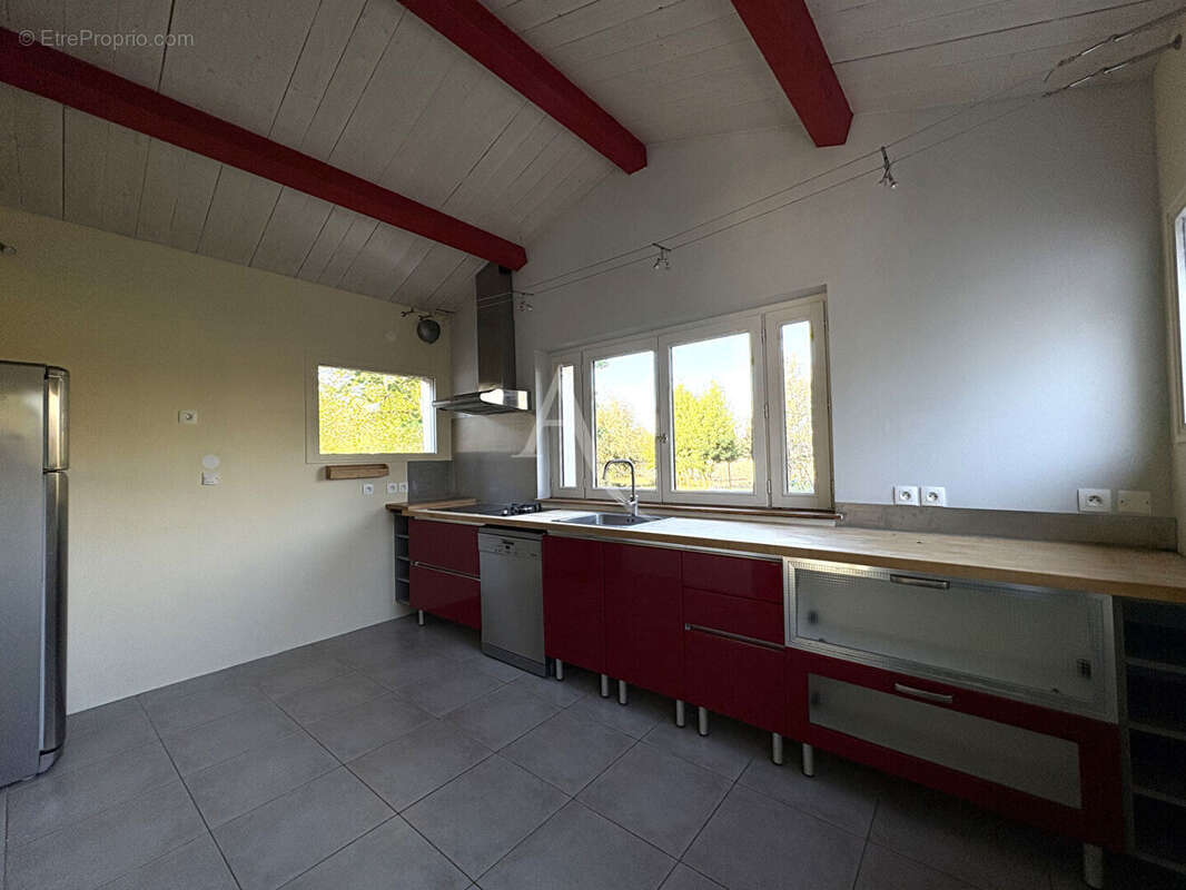 Maison 5 pièces - 3 chambres - LES VELLUIRE SUR VENDEE - photo 4