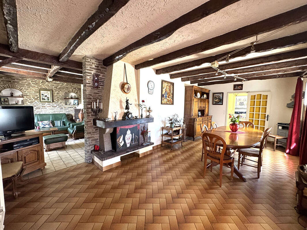Maison familiale de 247 m² à vendre à Roz-sur-Couesnon - 7 chambres - Terrain de 2 000 m² - Proche bourg et commerces - photo 2