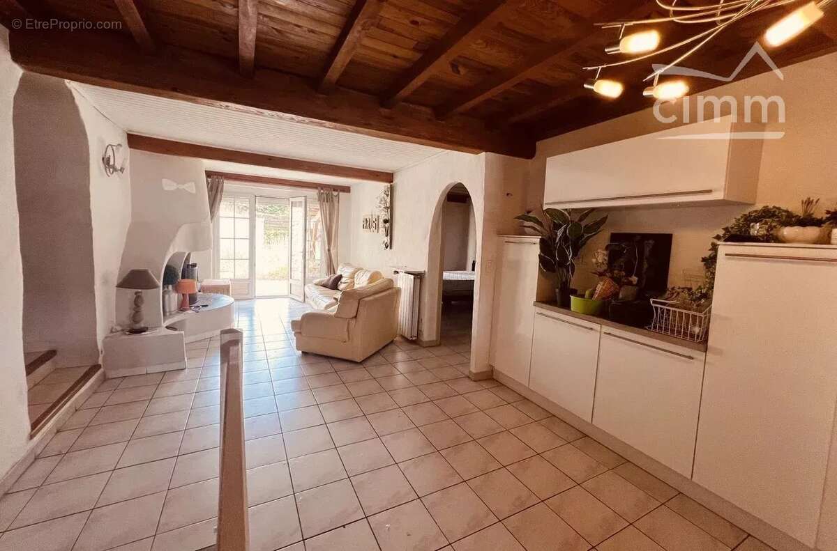 A vendre une grande maison avec jardin et garage - photo 5
