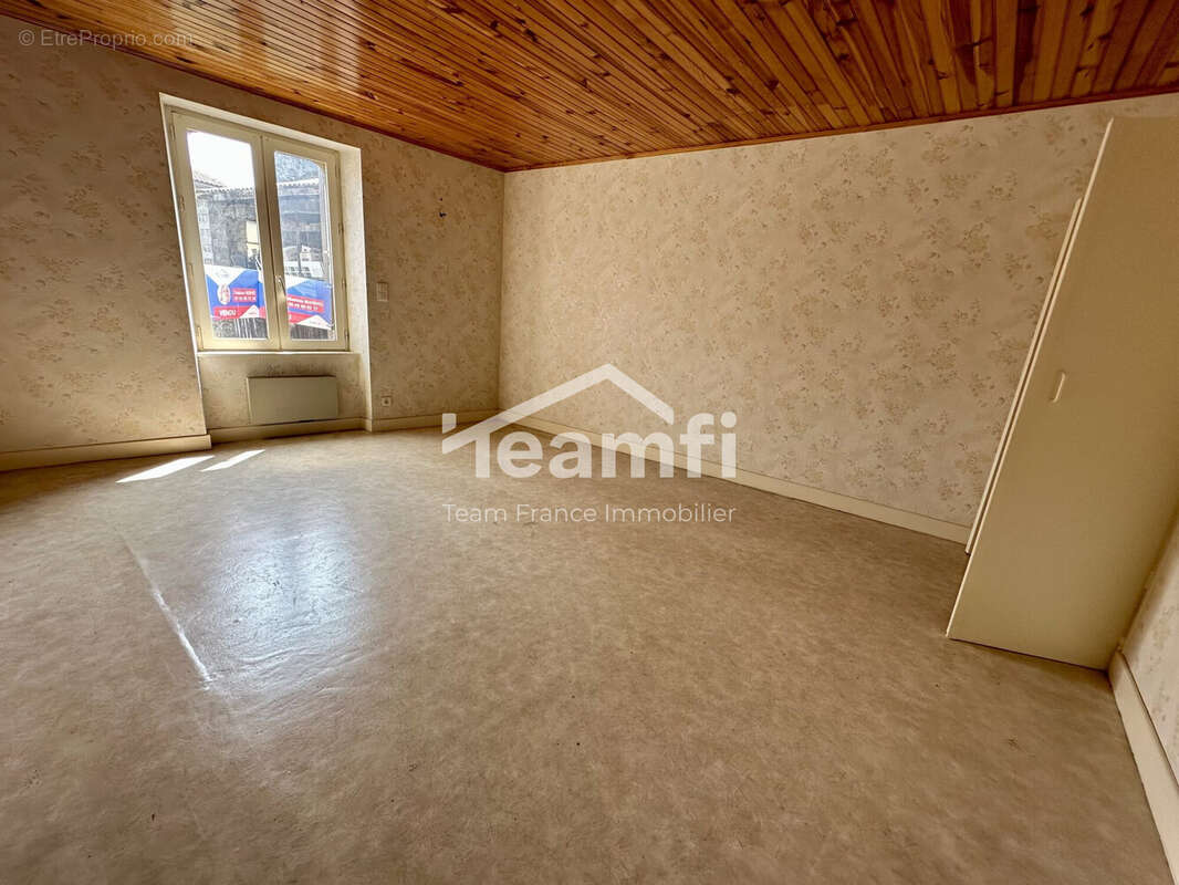 Maison à LA MONNERIE-LE-MONTEL