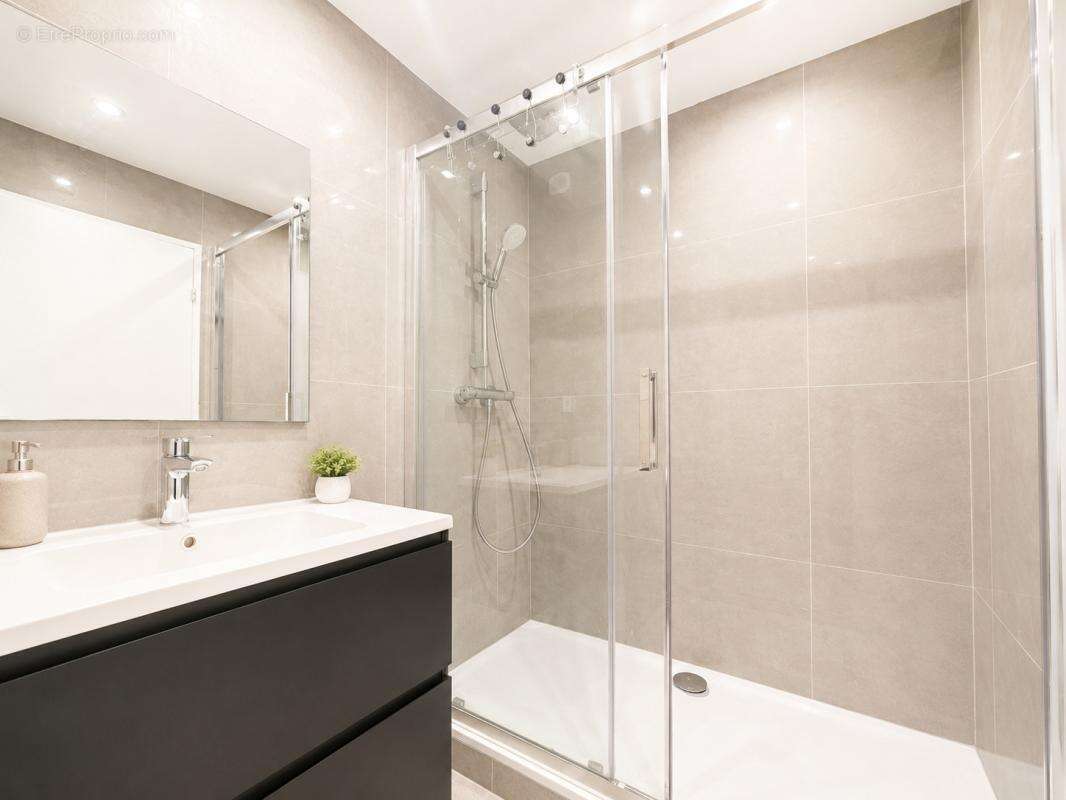 Gratte ciel - 4 chambres - entierement renove - photo 8