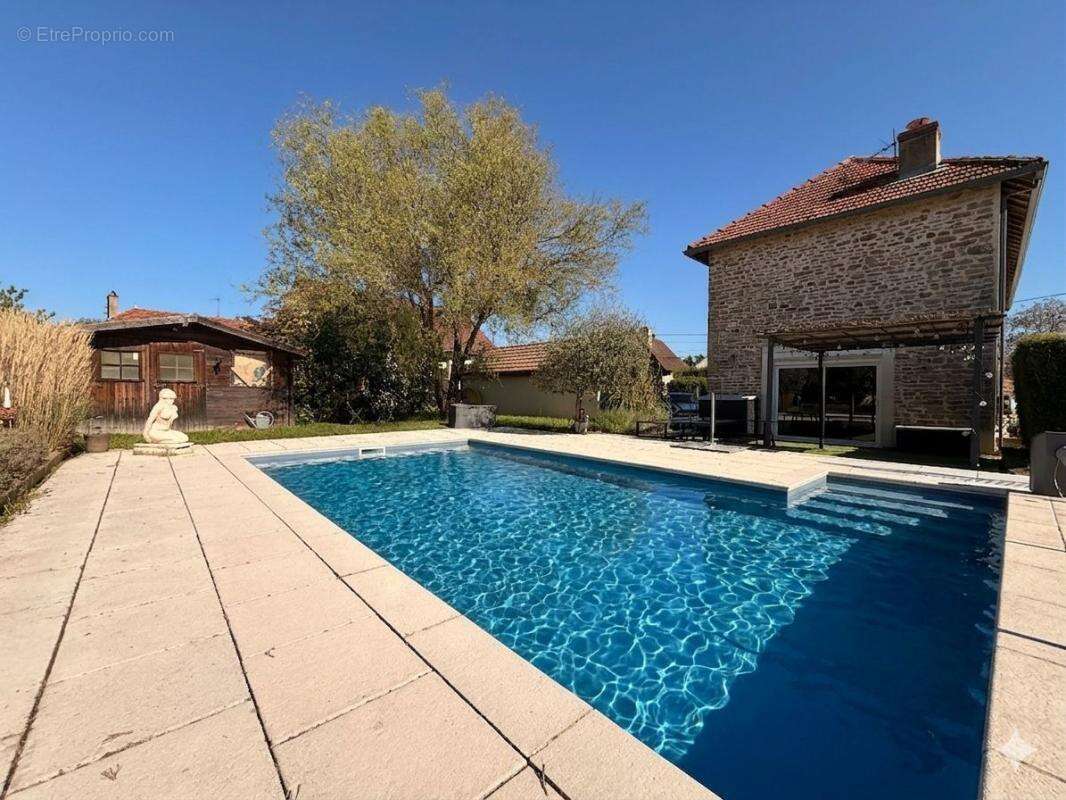 À vendre – Coup de cœur assuré! Authentique longère en pierre avec piscine – 143 m² – Terrain de 1 000 m² - photo 15