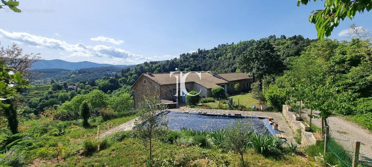 Maison à SAINT-PIERRE-SAINT-JEAN