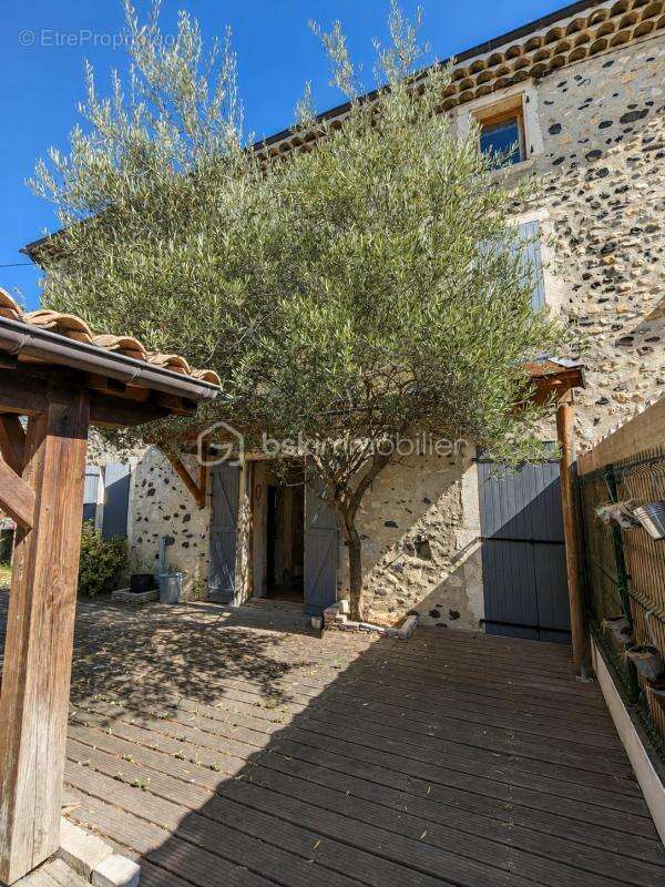 Maison en pierre de caractère – 182 m² – Beaux volumes & potentiel - photo 2