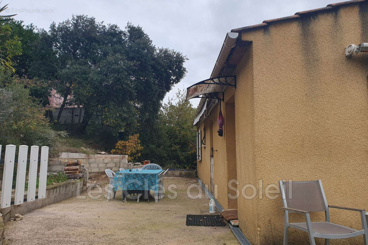 Maison à VINS-SUR-CARAMY