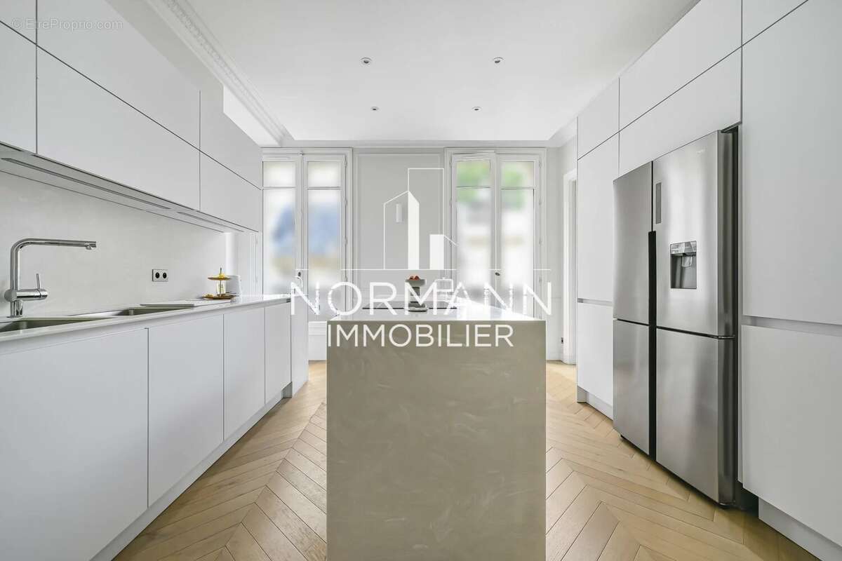 Appartement à PARIS-8E