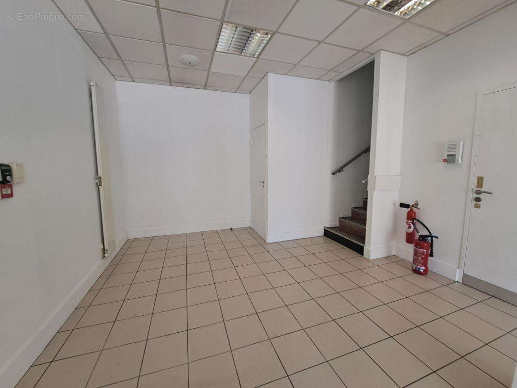 Local d'activité de 213 m² à Villeurbanne au prix de vente de 491 000 - photo 3