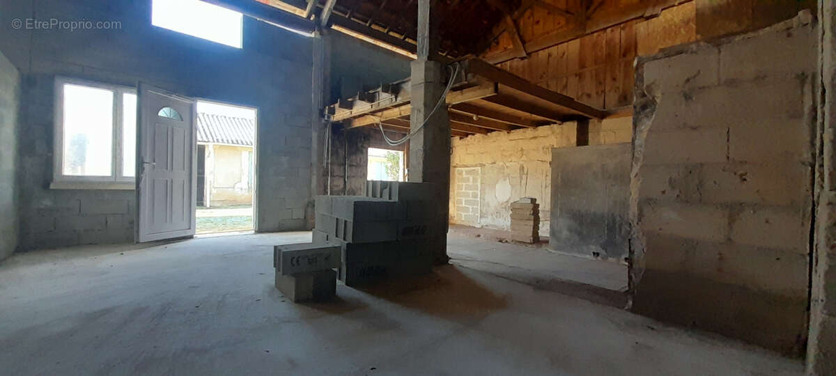 Garage et atelier attenant avec dépendances sur un terrain de 1036m2 - photo 9