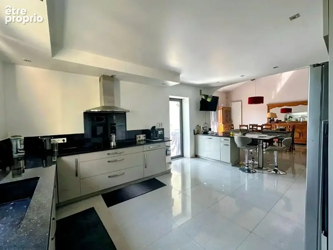 Maison 4 faces sur terrain de 3394 m2 (constructible) avec piscine - photo 7