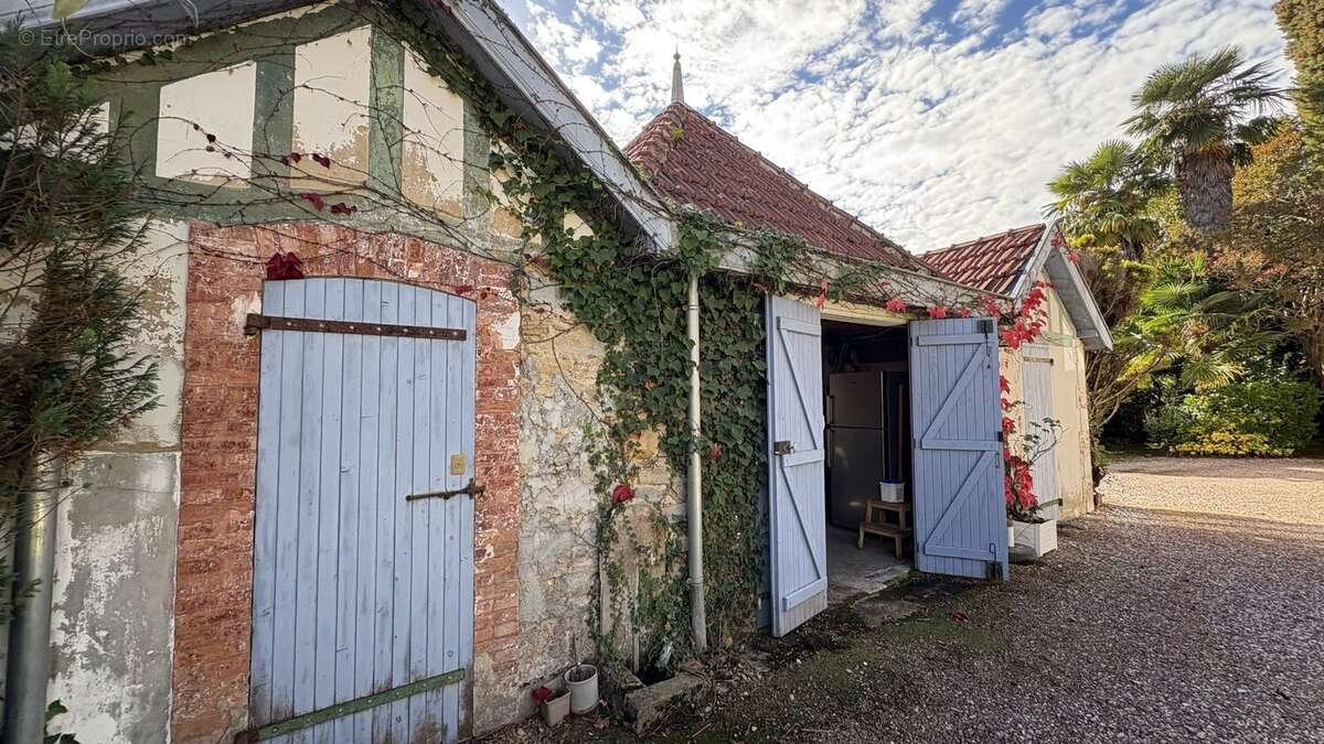 Maison de maître à vendre proche de Saint-Martin-de-Seignanx  Propriété de caractère avec piscine et dépendance - photo 3