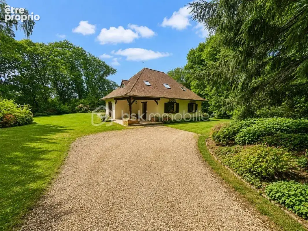 Une demeure de charme aux volumes rares, nichée dans un écrin de verdure de 7 300 m², 9 chambres, deux salles d'eau, une salle d - photo 4