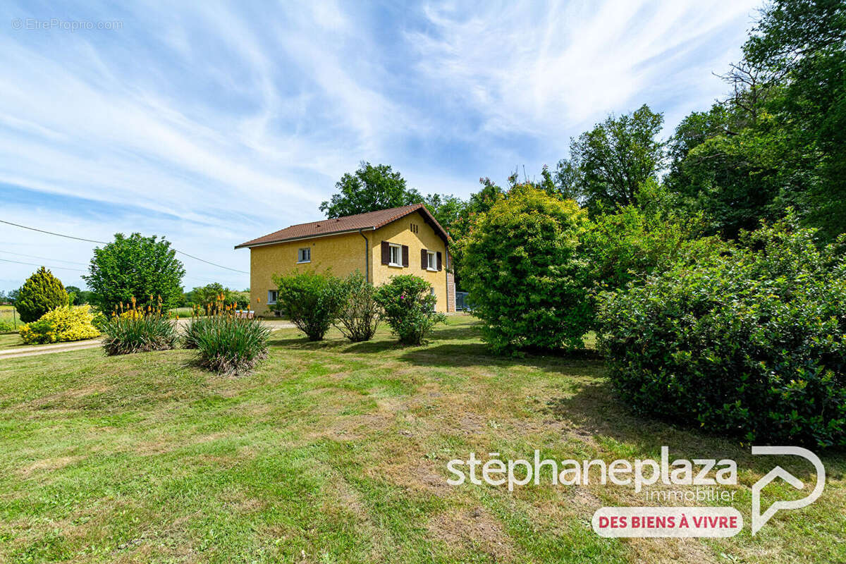Propriété composée d'une maison entièrement rénovée de 133m² habitables sur 3164m² de terrain, avec piscine ! - photo 17