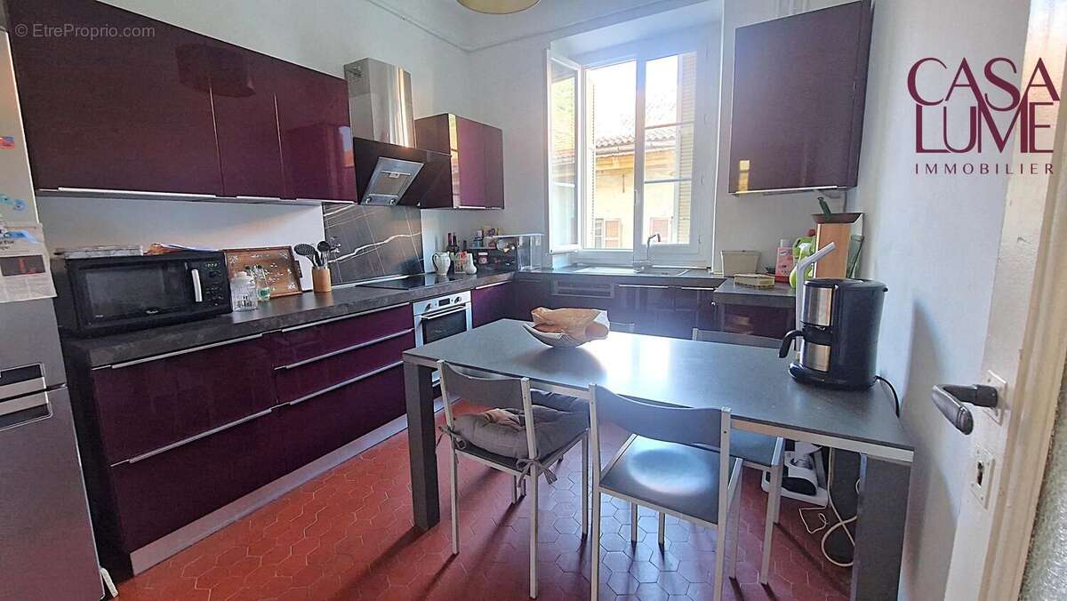 F4 de 91 m² cours Grandval à 5 mn des plages - photo 2