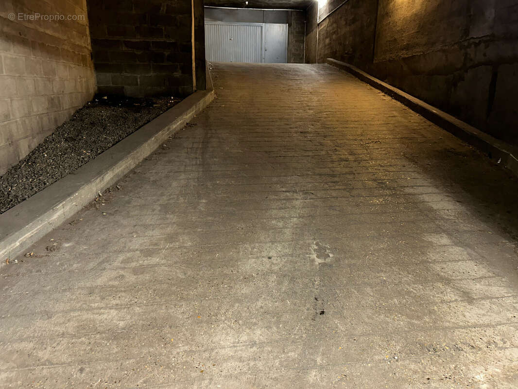 Parking à PARIS-11E