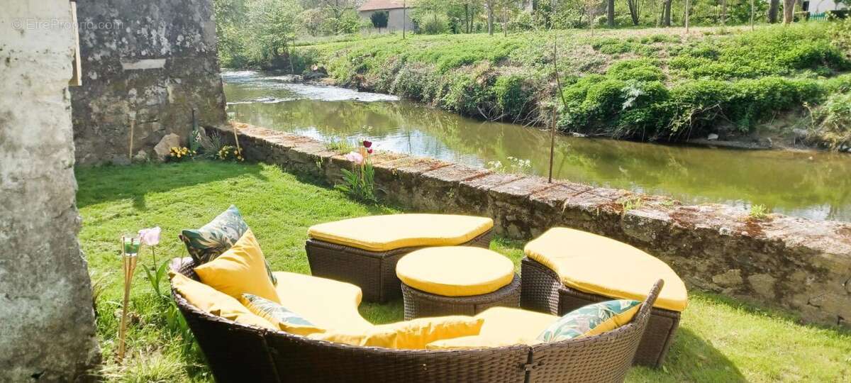 Maison à SAINT-MACAIRE-EN-MAUGES