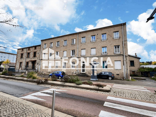 Appartement à LE CHAMBON-FEUGEROLLES