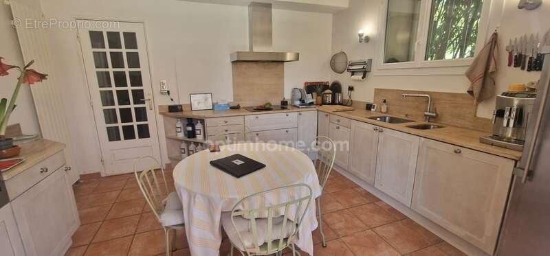 Maison à SAINT-MITRE-LES-REMPARTS