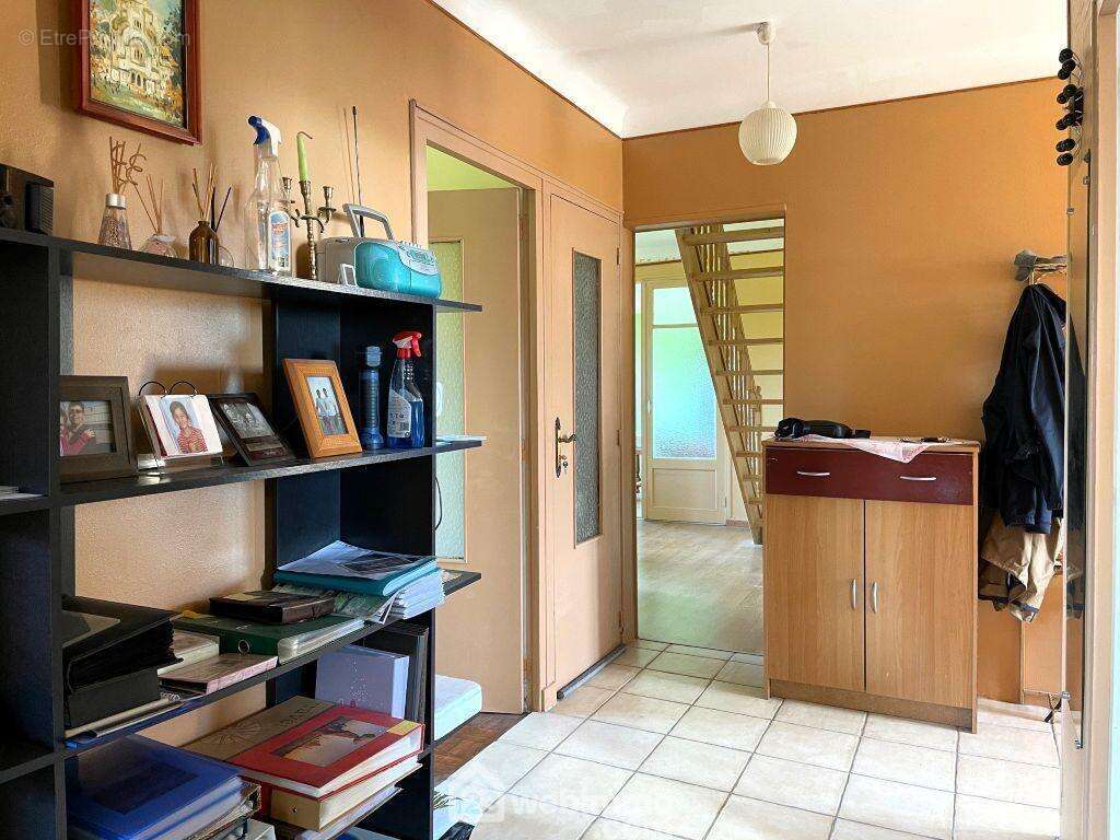 De l&#039;autre côté de l&#039;entrée, un dégagement distribue : - Maison à CHATELLERAULT