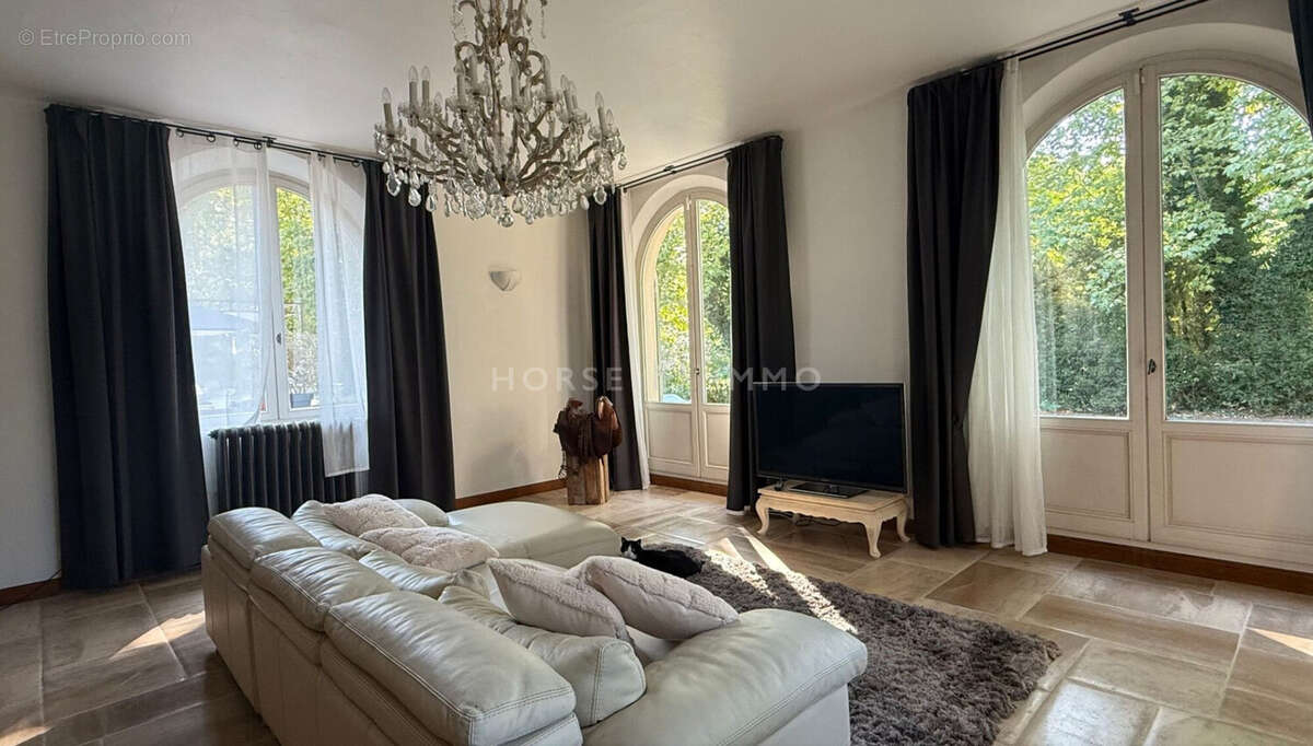 Maison 800 m² à Charleval  - photo 2