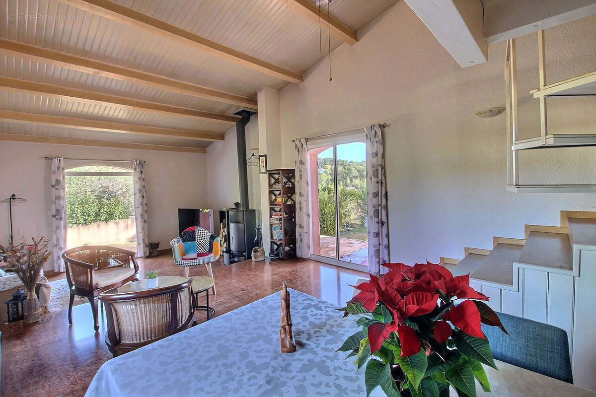 Maison à SAINT-CLEMENT-DE-RIVIERE