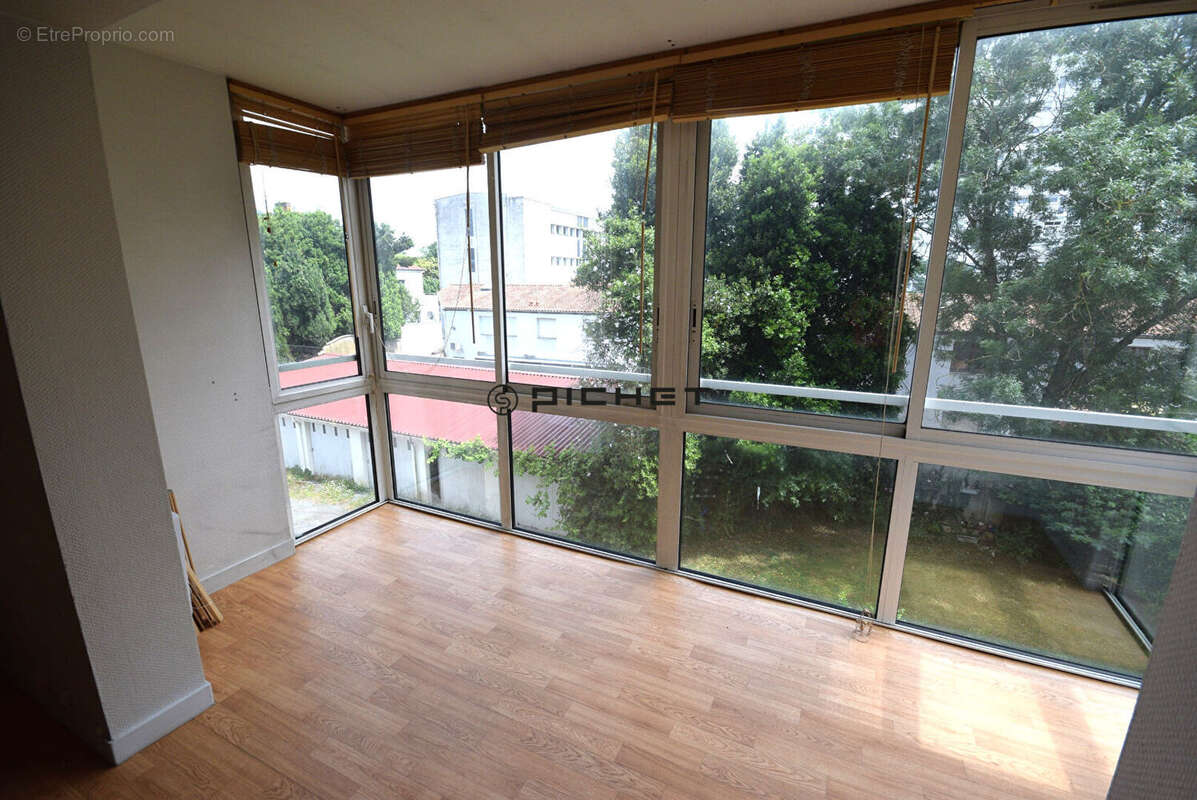 Quartier La Genette appartement T4 de 90m2 avec garage et cave. - photo 2
