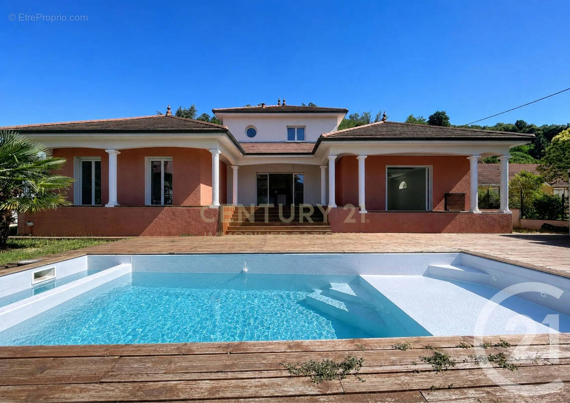 Maison 179 m² à Saint-Clair-De-La-Tour  - photo 1