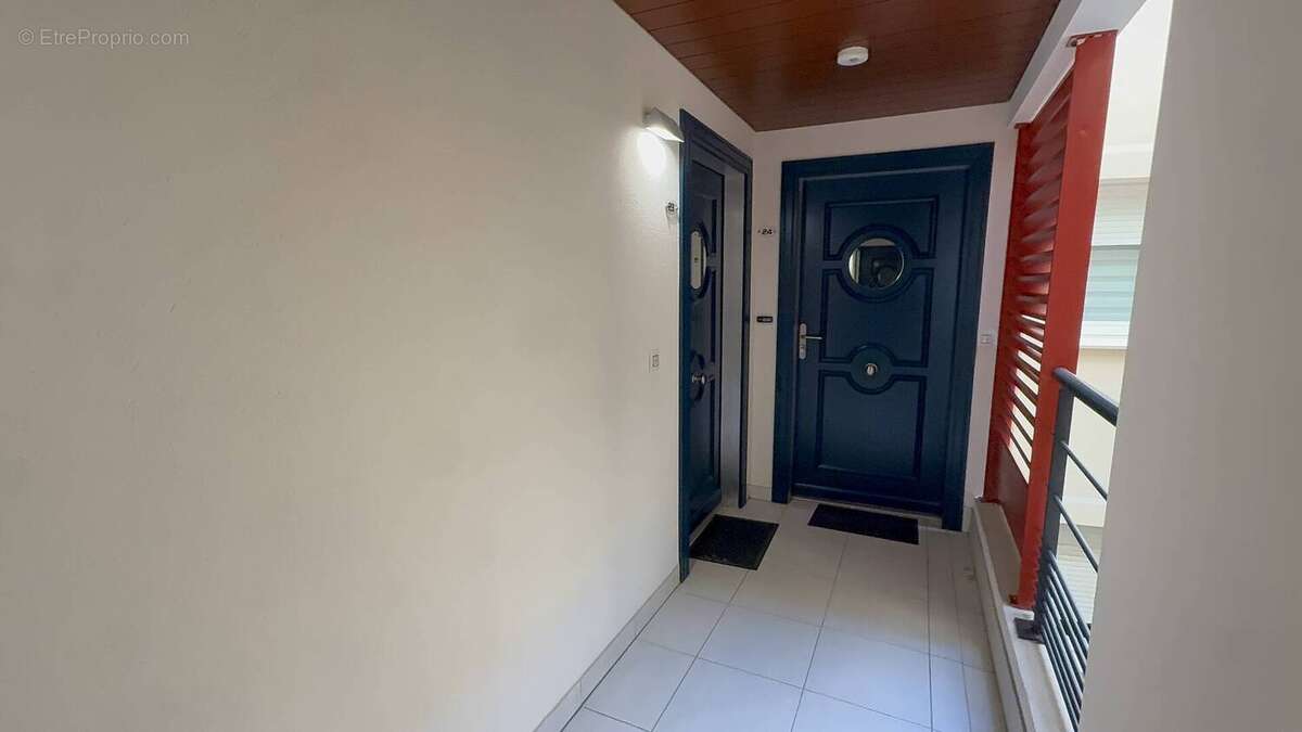 Viager Occupé sur H de 82 ans et F de 87 ans - Appartement F2 avec terrasse VUE MER et Garage à St Raphaël 83700 2 Mn de la Plag - photo 5