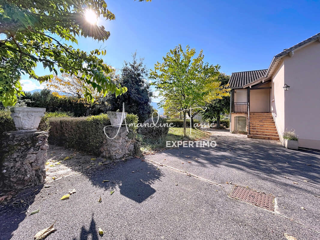Maison familiale avec potentiel locatif et son terrain d'environ 2000m2 - photo 4