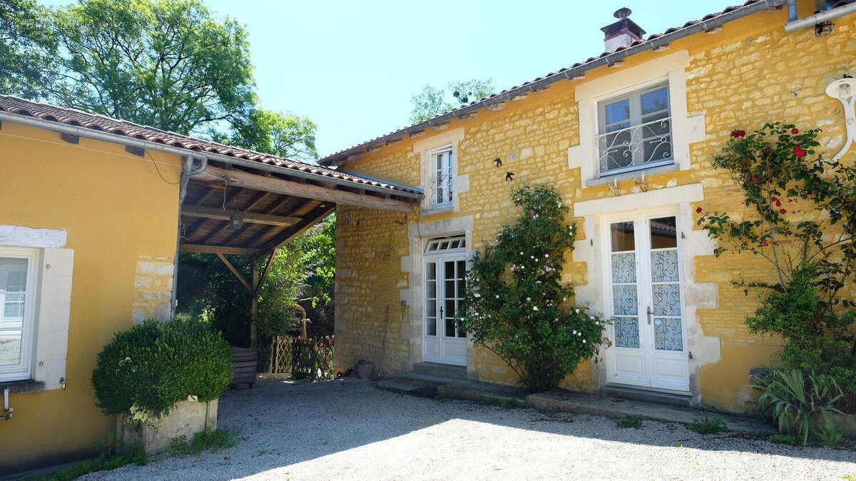 Charente. Moulin en Pierre pour Amoureux de la Nature, 8 ha, Ruisseau, Etang, Maison d'Amis, Bois - photo 9