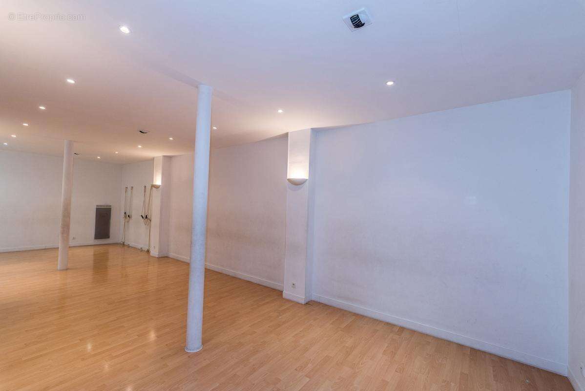 Commerce à PARIS-9E