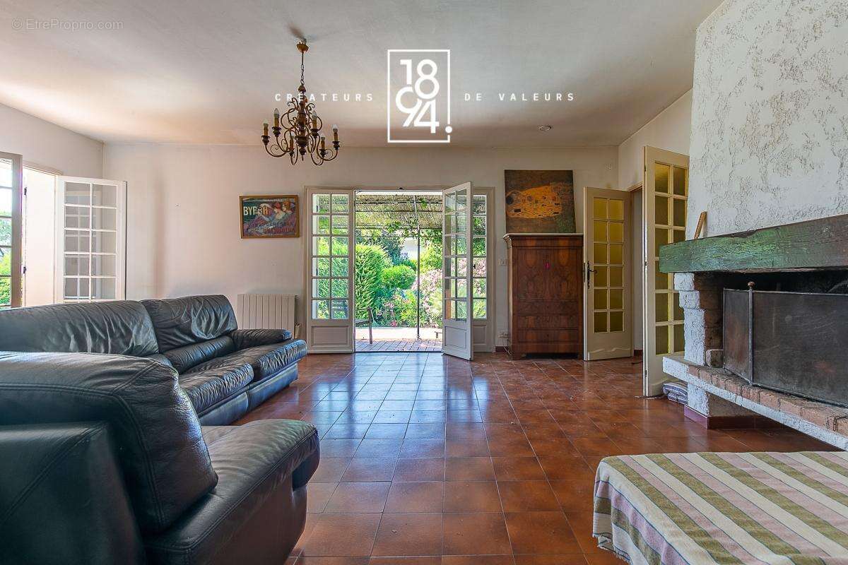 Maison à LA ROQUE-D'ANTHERON