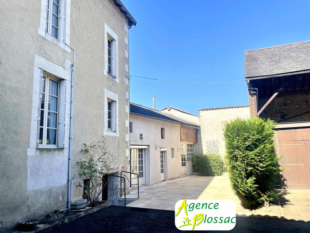 Maison de caractere avec dependances // centre bourg mirebeau - photo 2