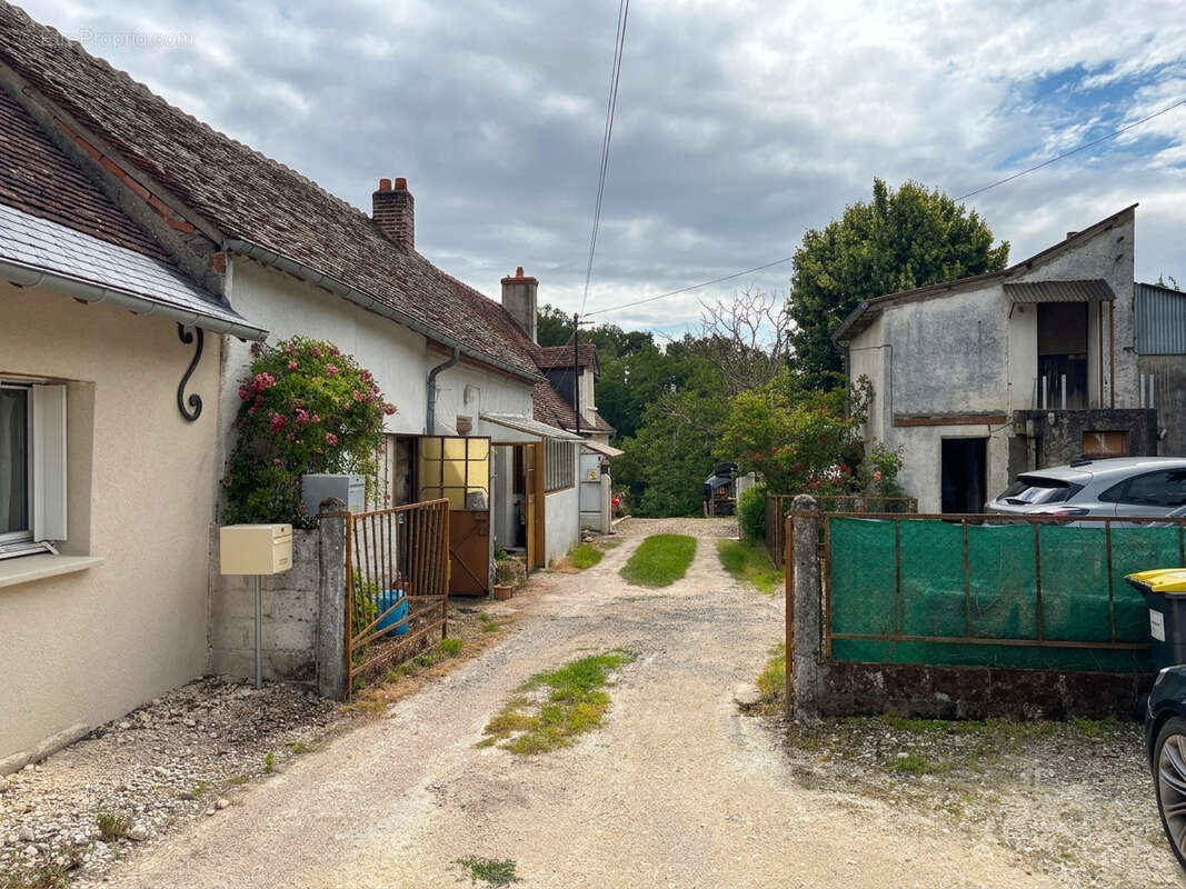 Exclusivité,   CANGEY   À proximité d’Amboise   Maison à rénover avec jardin, dépendance et beau potentiel - photo 2